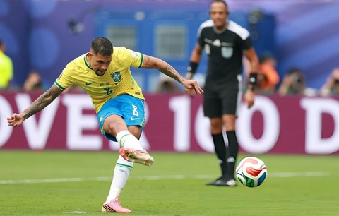 Tình huống sút hỏng penalty của Bruno Guimaraes