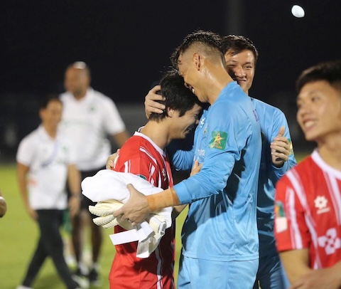 Cái ôm của Tấn Trường dành cho Công Phượng khi Đồng Nai giành vé lên V.League. Ảnh: Anh Khoa 