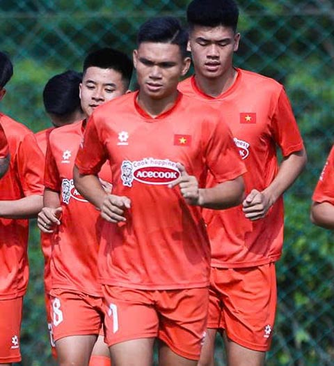 Xuân Mạnh tập luyện cùng các đồng đội