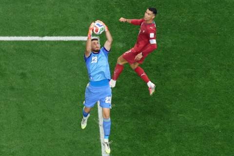 Unai Simon khiến Ronaldo nản lòng
