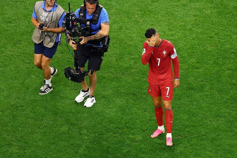 Ronaldo ôm mặt thất vọng sau khi Bồ Đào Nha bị loại khỏi World Cup 2026