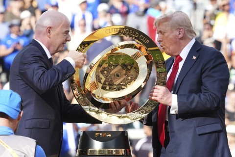 Chủ tịch FIFA Infantino thường xuất hiện bên cạnh những chính trị gia quyền lực