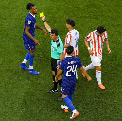 Olise nhận thẻ vàng ở trận gặp Paraguay - Ảnh: The Athletic