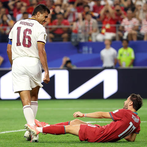 Rodri và Bernardo Silva hục hoặc