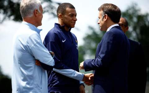 Tổng thống Pháp Emmanuel Macron ủng hộ Mbappe
