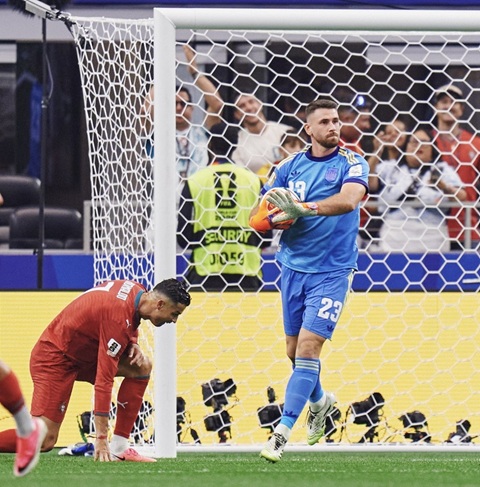 Unai Simon đã có màn trình diễn khiến Ronaldo bất lực