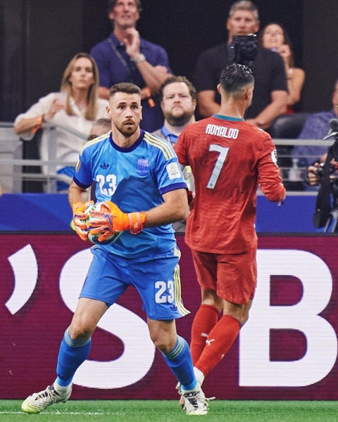 Unai Simon góp phần khiến Ronaldo phải kết thúc sự nghiệp World Cup