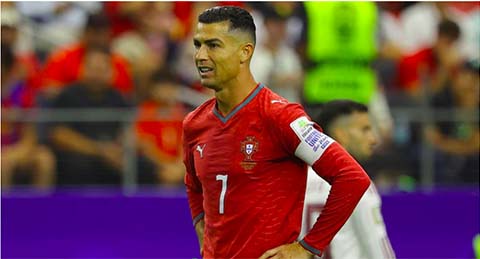 Cristiano Ronaldo thẫn thờ khi trọng tài nổi hồi còi kết thúc trận đấu giữa Bồ Đào Nha và Tây Ban Nha tại vòng 1/8 World Cup 2026