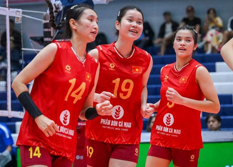 Huyền Trang (số 19) giữ nhịp lối chơi cho toàn đội U18 nữ Việt Nam