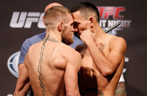 McGregor (trái) từng đánh bại Max Holloway bằng tính điểm cách đây hơn 10 năm