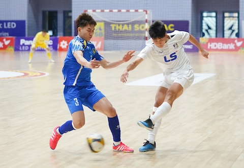 Pha tranh bóng giữa cầu thủ Sahako (áo xanh) và Thái Sơn Bắc. Ảnh: Nguyễn Khánh
