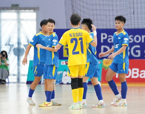 Niềm vuo của đội Trẻ TP.HCM khi có bàn gỡ hoà ngay những giây cuối trận. Ảnh: Nguyễn Khánh