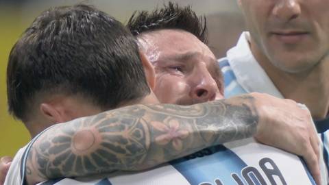 Những giọt nước mắt của Messi sau trận thắng Ai Cập nói lên nhiều điều