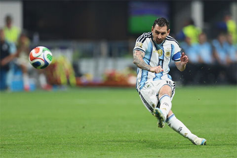 Messi đá hỏng phạt đền trong hiệp 1