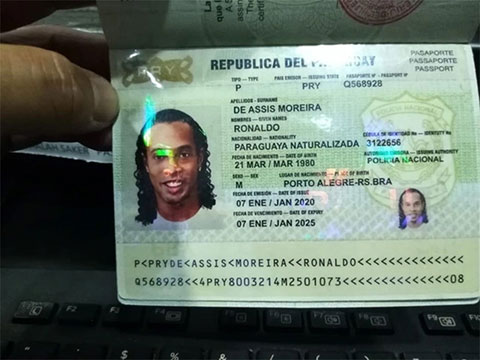 Ronaldinho từng bị bắt ở Paraguay vì dùng hộ chiếu giả