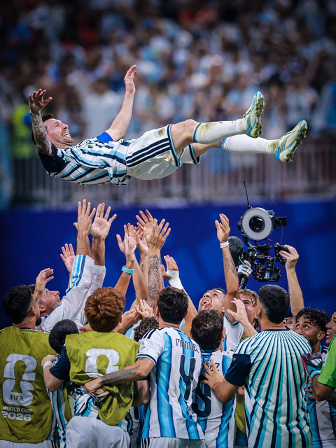 Các đồng đội tri ân Messi sau chiến thắng nghẹt thở trước Ai Cập