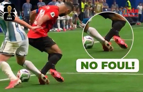 Pha bóng gây tranh cãi của Salah trước khi dẫn tới bàn thắng quyết định của Argentina