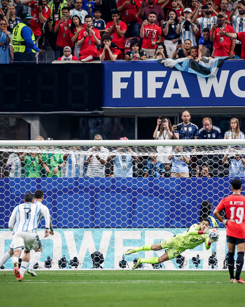 Messi đá hỏng 11m nhưng đã lập công chuộc tội