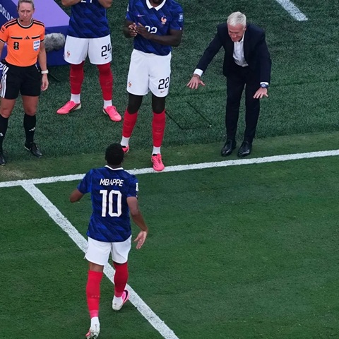 Deschamps gập người bày tỏ sự ngưỡng mộ dành cho Mbappe sau màn trình diễn xuất sắc trước Thụy Điển