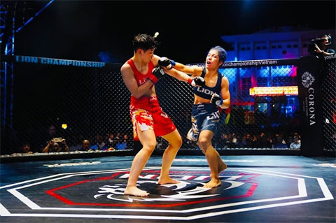 Lò Thị Phung (phải) đang quyết tâm đòi lại món nợ cũ