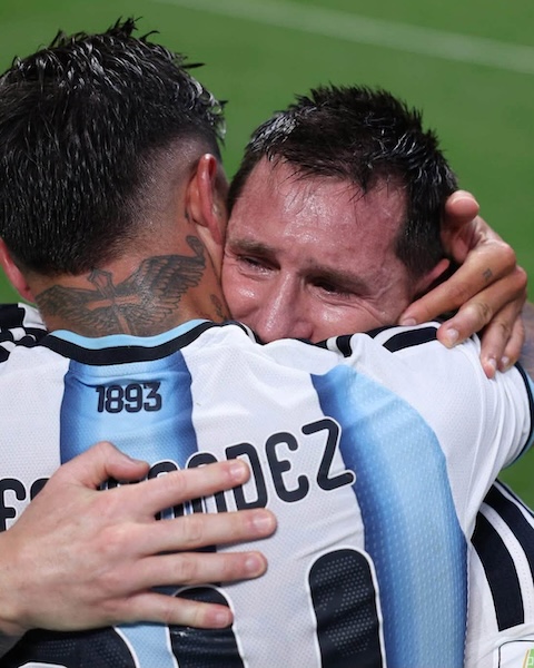 Cảm xúc của Messi và đồng đội sau trận thắng Ai Cập 