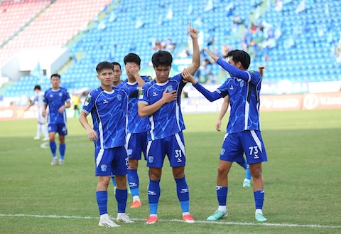 Các cầu thủ Quảng Ninh vẫn thi đấu hết mình, dẫu họ bị nợ lương nhiều tháng - Ảnh: CTV