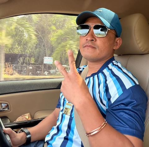 Sỹ Cường với chiếc áo của đội tuyển Argentina. Ảnh: CTV