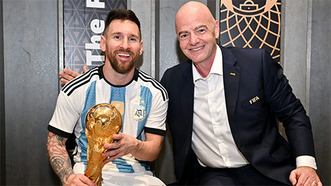 Chủ tịch FIFA chụp hình với Messi sau khi Argentina vô địch World Cup 2022