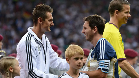 Klose và Messi đã có cuộc điện thoại thân mật ngay sau khi La Pulga cân bằng kỷ lục - Ảnh: bundesliga.com