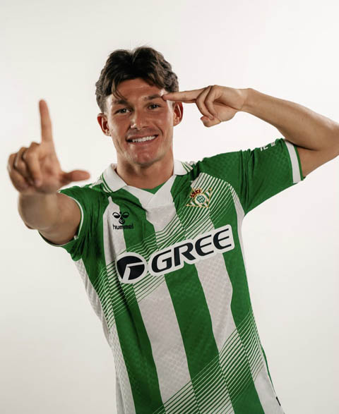 Fran Garcia ký giao kèo với Betis - Ảnh: Romano