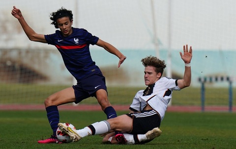 Bouaddi thi đấu trong màu áo đội U16 Pháp