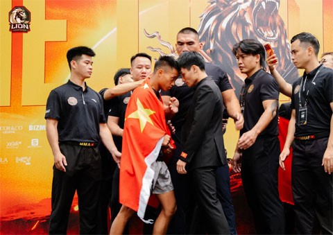 Màn đối mặt nảy lửa giữa hai võ sĩ trước thềm trận đấu