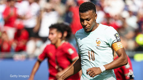 Mbappe bỏ lỡ quả phạt 11m