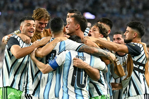 Argentina vẫn đang đi từng bước trên hành trình bảo vệ ngai vàng World Cup