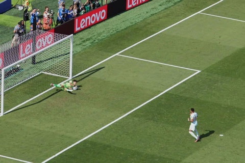 Mbappe đá hỏng phạt đền khi bị kéo dài thời gian quá lâu - Ảnh: Marca