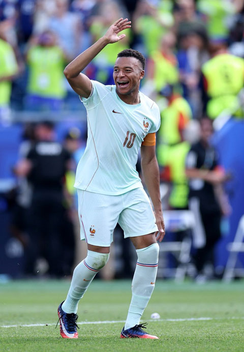Mbappe vẫn có thể ăn mừng cùng các đồng đội sau trận - Ảnh; Fabrizio Romano