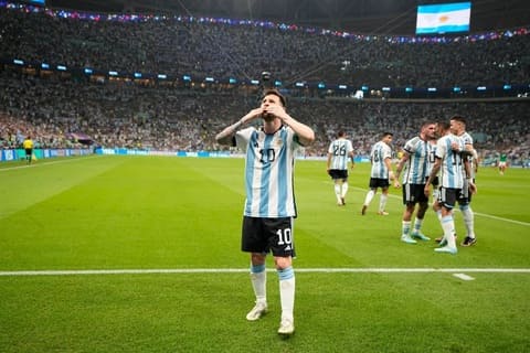 Messi gần như đang một mình kéo Argentina vào tứ kết World Cup 2026. Ảnh: Newyorker