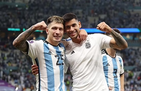 Không kể Messi thì 2 trung vệ Lisandro Martinez và Cristian Romero còn đóng góp nhiều bàn thắng hơn các tiền đạo Argentina. Ảnh: Daily Mail