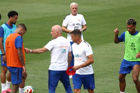 Les Bleus đi qua 3 thế hệ, nhưng Deschamps vẫn luôn ở đó