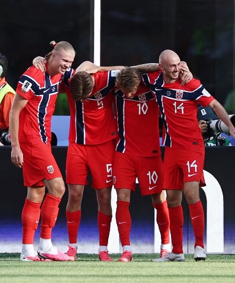 ĐT Na Uy vui mừng sau khi giành vé vào vòng tứ kết World Cup 2026
