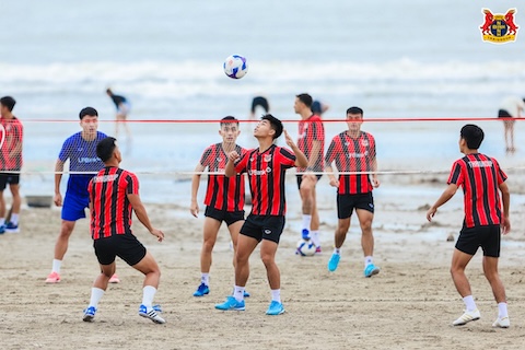 Các cầu thủ Ninh Bình đang tập huấn tại Móng Cái. Ảnh: NBFC