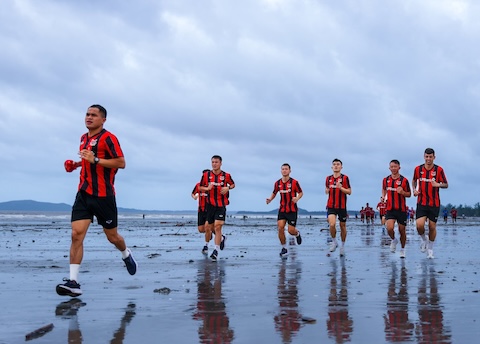 Các cầu thủ Ninh Bình chuẩn bị kết thúc chuyến rèn thể lực tại Móng Cái. Ảnh: NBFC