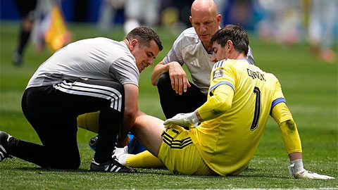Chấn thương khiến Courtois phải rời sân giữa trận