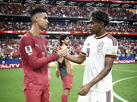 Yamal coi Ronaldo là "hào quang" sáng nhất của bóng đá thế giới