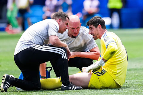 Courtois gặp khó khăn trong việc thực hiện những cú phát bóng dài lên phía trên