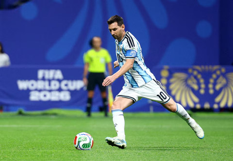 Messi dành nhiều thời gian để quét thông tin và quan sát, trước khi tăng tốc vào đúng thời điểm