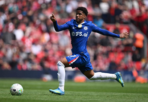 Santos là một cầu thủ còn khá non kinh nghiệm tại Premier League do không được ra sân nhiều tại Chelsea