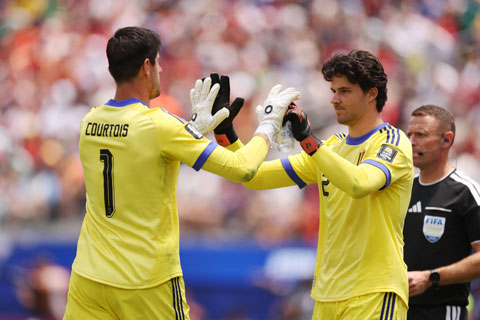 Lammens vào sân thay cho Courtois - Ảnh: @ManUtd