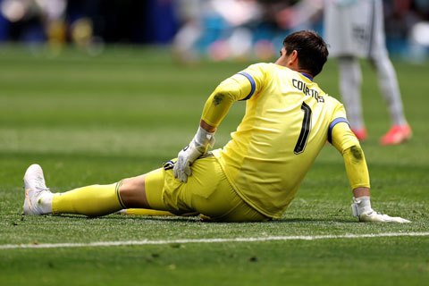 Courtois bị đau ở giữa hiệp 2 trận đấu Tây Ban Nha vs Bỉ - Ảnh: Fabrizio Romano