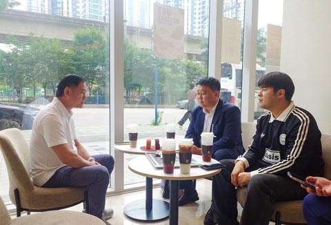 Tham dự buổi gặp có ông Seo Young Deuk – Giám đốc điều hành Hiệp hội Bóng đá Incheon và ông Lee Dong Jun – Giám đốc điều hành DJ Management, đơn vị phối hợp cùng LĐBĐ Việt Nam tổ chức chương trình tập huấn của đội tuyển Việt Nam tại Incheon.